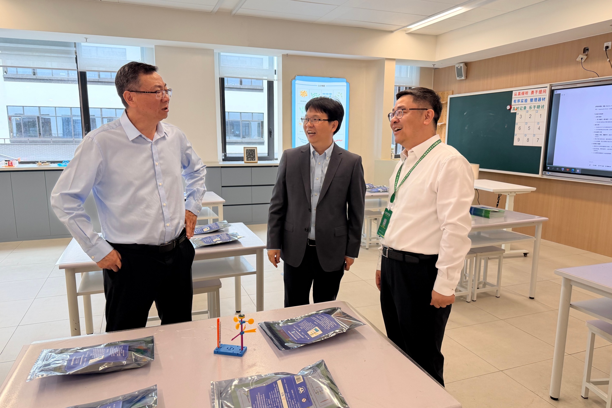 35参观科学教室1.jpg